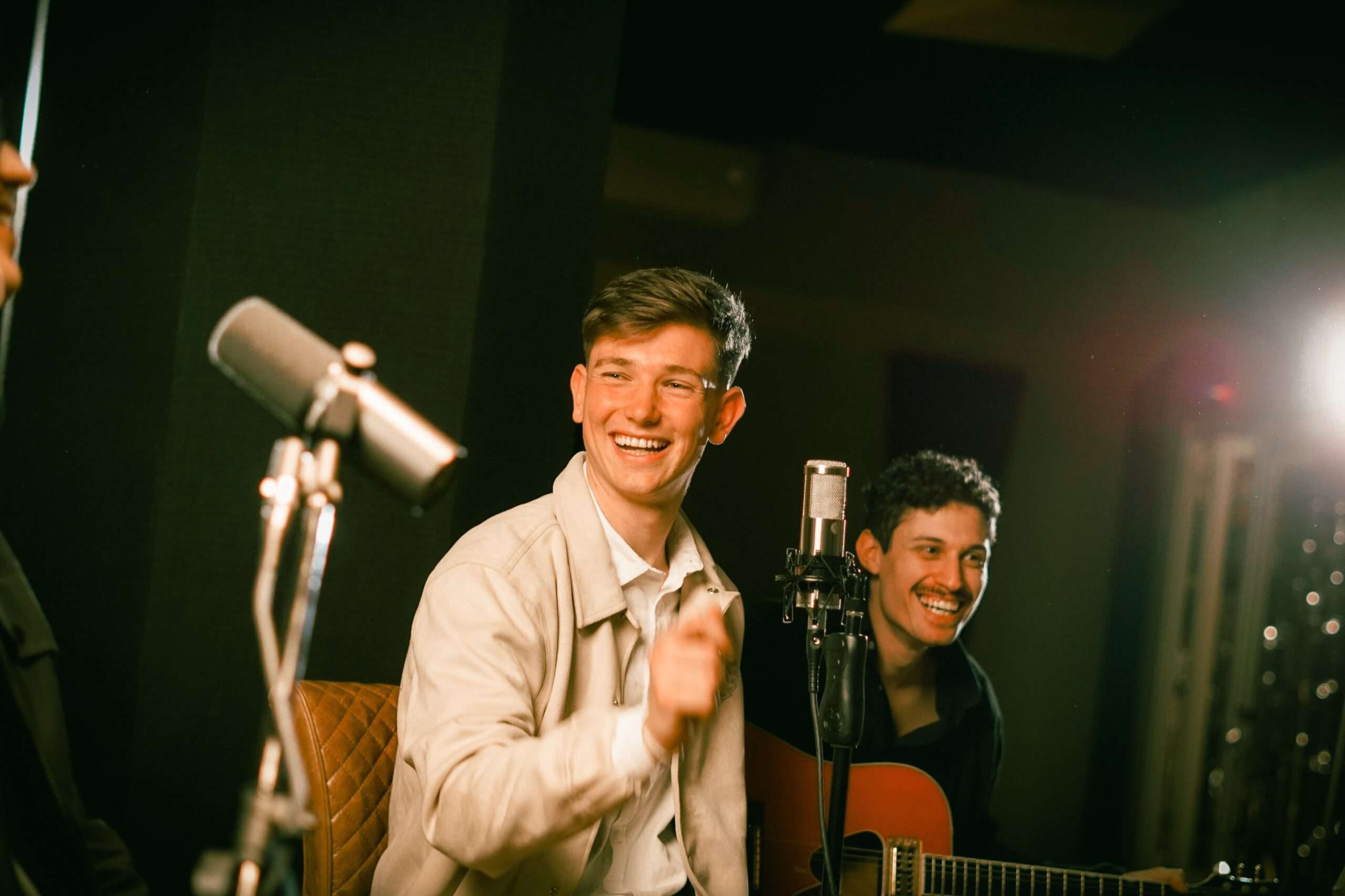 Matthew Hotton presenta una maravillosa versión acústica de su tema «Cada día»